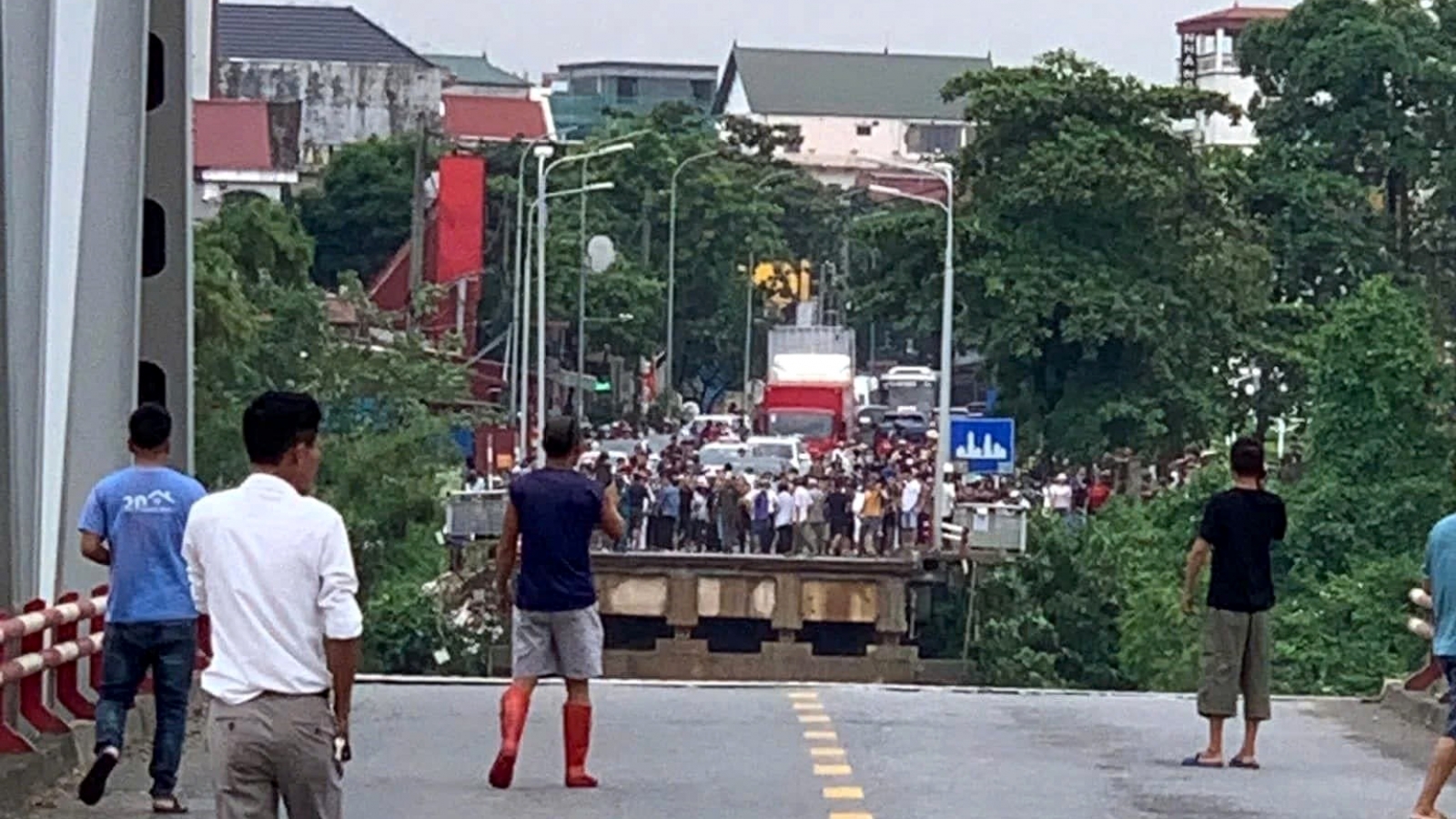 Bridge collapses in Phu Tho, many people and vehicles fall into river