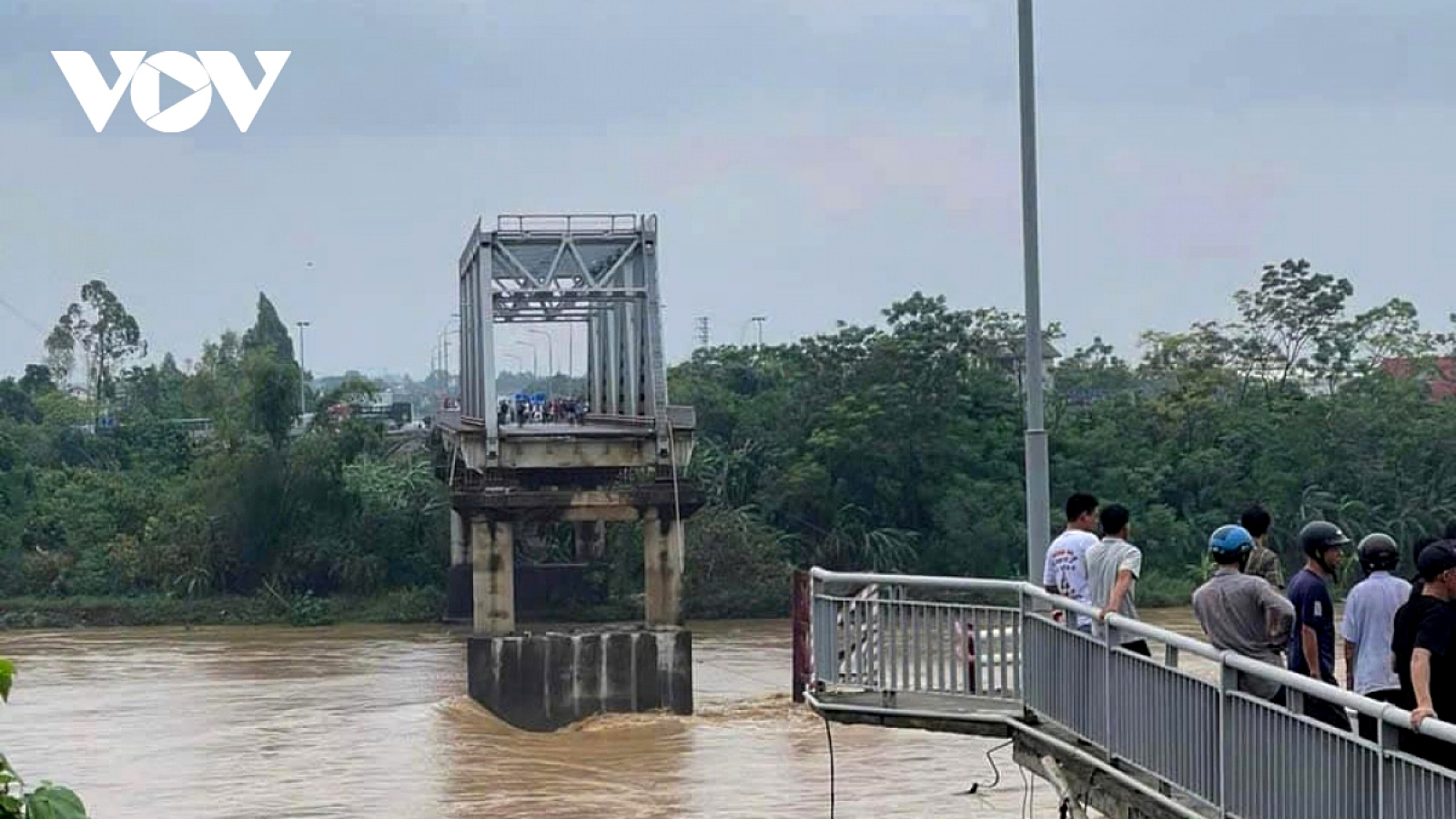 Bridge collapse: PM requests mobilizing forces to support rescue work