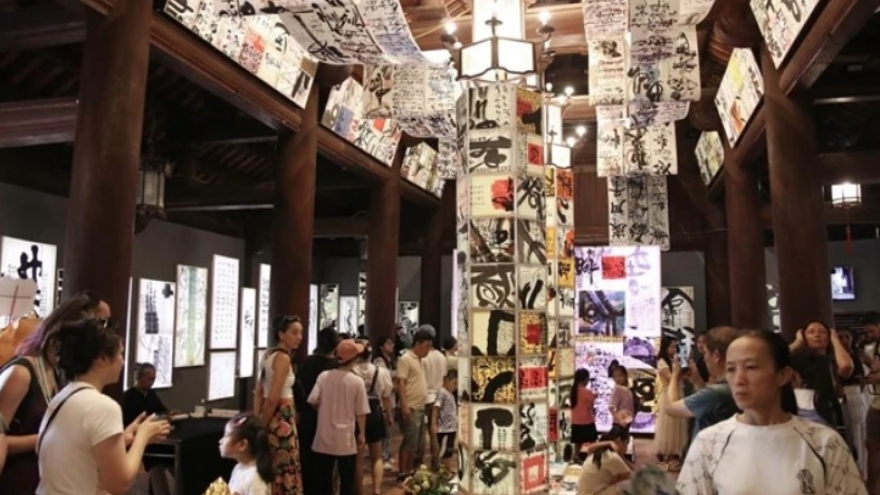 Illuminated calligraphy artworks exhibited at Hanoi’s Temple of Literature