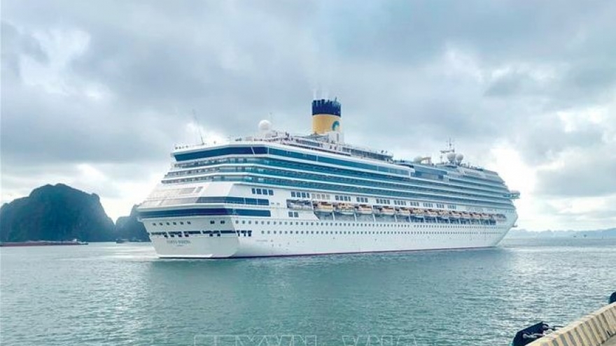 Cruise ship brings 2,000 foreign tourists to Ha Long Bay