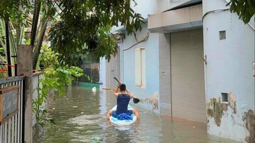 Lộ những khu ngập nặng ở Hà Nội sau bão lũ, người mua 'bỏ của chạy lấy người'