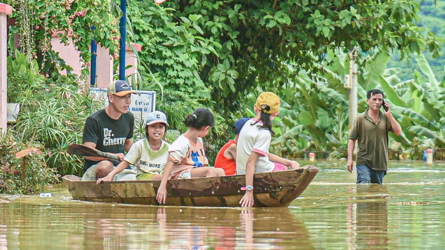 Floods leave central localities deep underwater