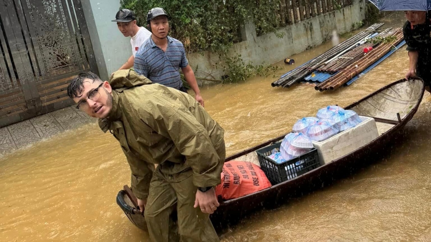 Foreigners volunteer to assist flood victims in northern Vietnam