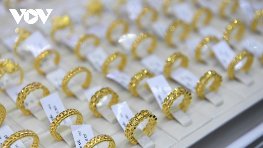 Local gold ring prices surges to reach new record high