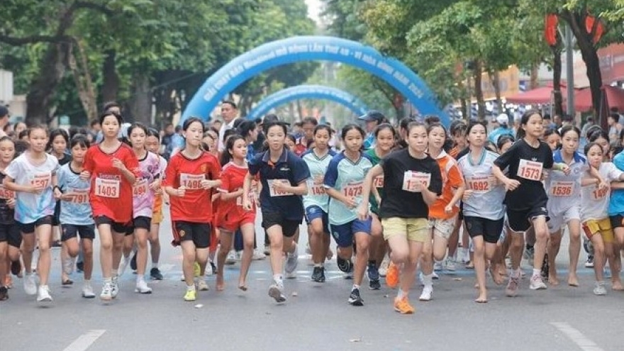 Over 1,000 runners join Hanoi Moi Newspaper Run for Peace