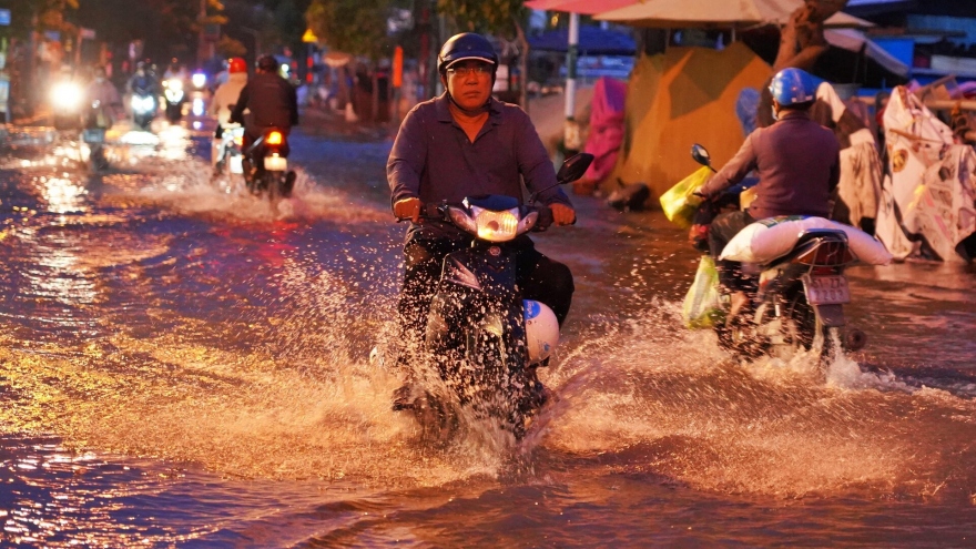 High tides cause disorder to daily lives of HCM City residents