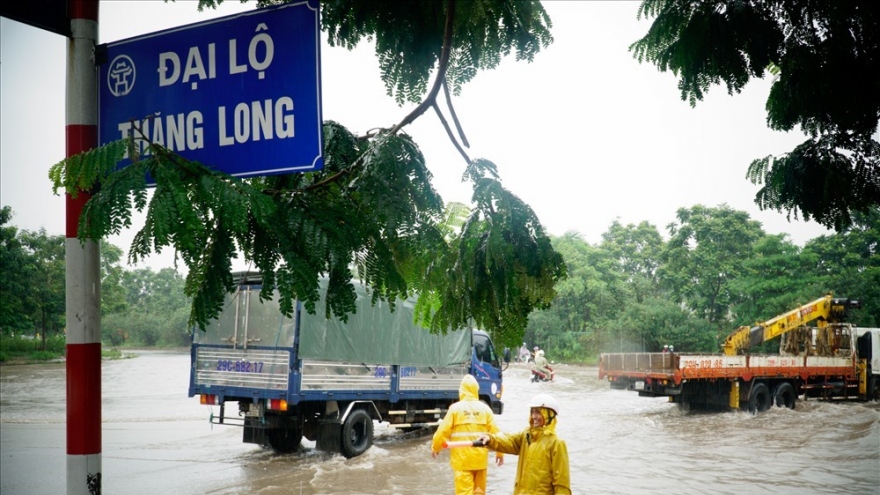 Cho phép xe máy đi làn khẩn cấp trên cao tốc Đại lộ Thăng Long để tránh ngập