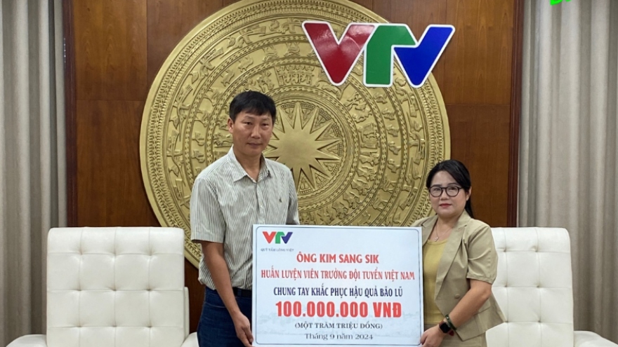 Coach Kim Sang-sik donates VND100 million for Yagi recovery efforts