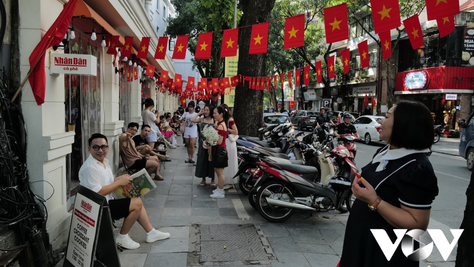 Cờ đỏ sao vàng rực rỡ trong nắng mùa thu Hà Nội