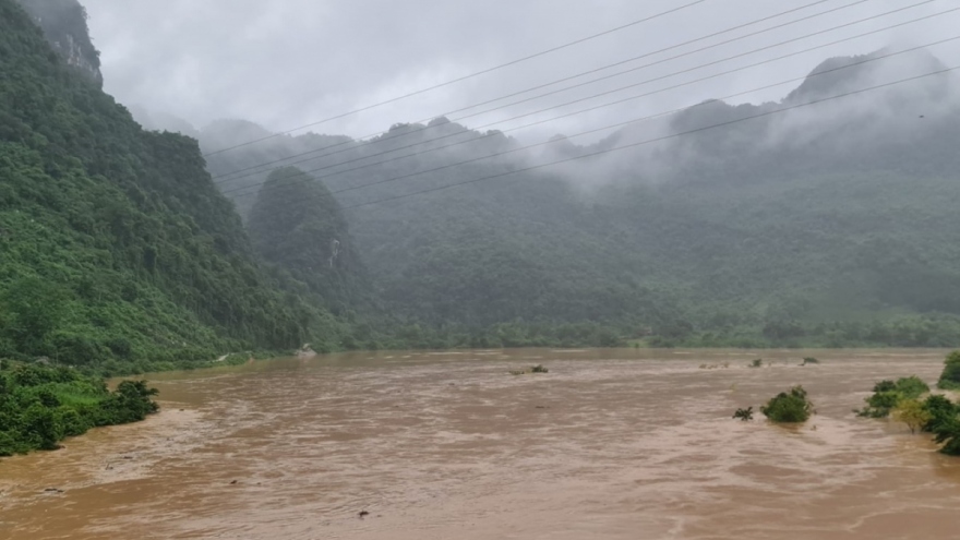Heavy rain poses severe risk of flooding and landslides in central region