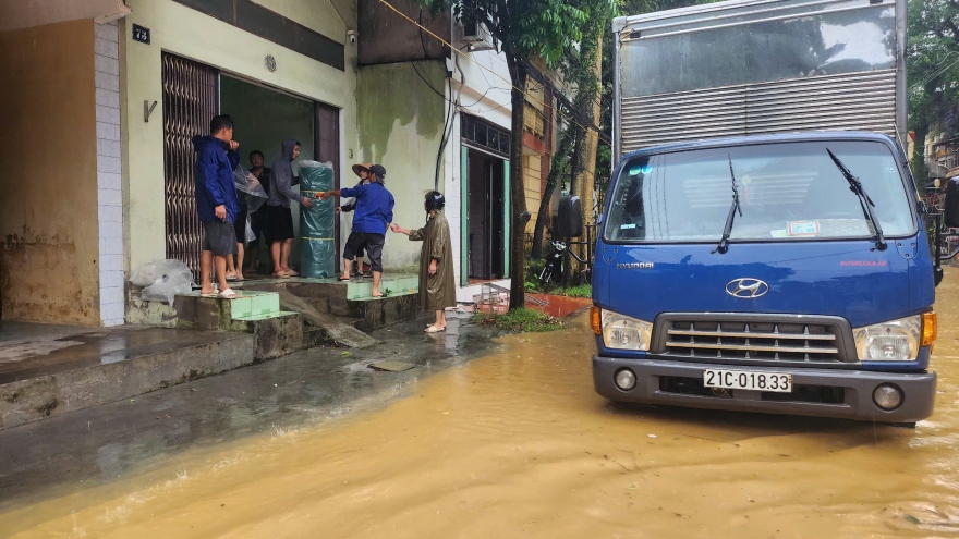 Nước sông Hồng dâng cao, tràn vào đường phố Yên Bái