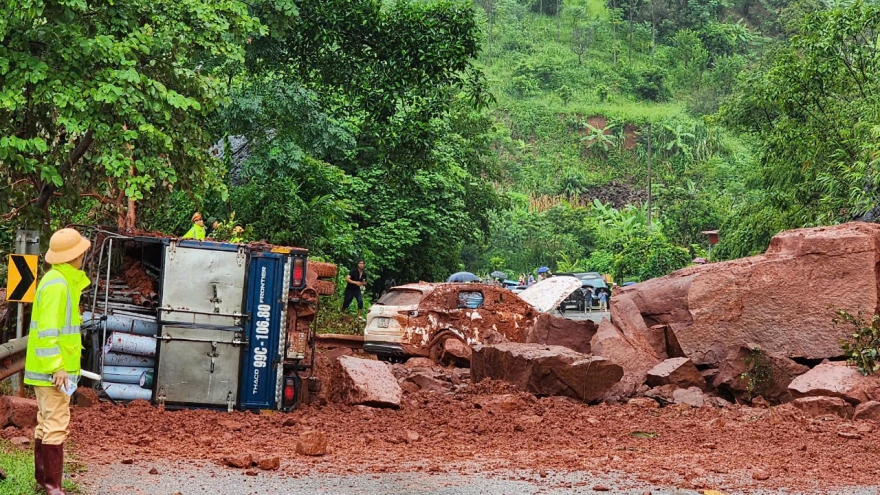 Đá lăn trúng 2 xe ô tô trên Quốc lộ 6 làm 8 người bị thương