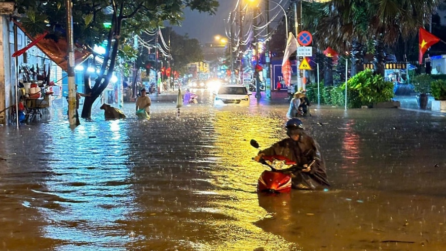 Mưa lớn kéo dài hàng giờ, nhiều tuyến đường ở TP.HCM ngập sâu