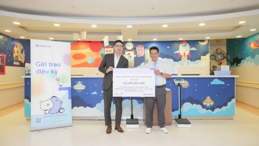 Shinhan Life Vietnam offers treatment fees and gifts to paediatric leukaemia patients