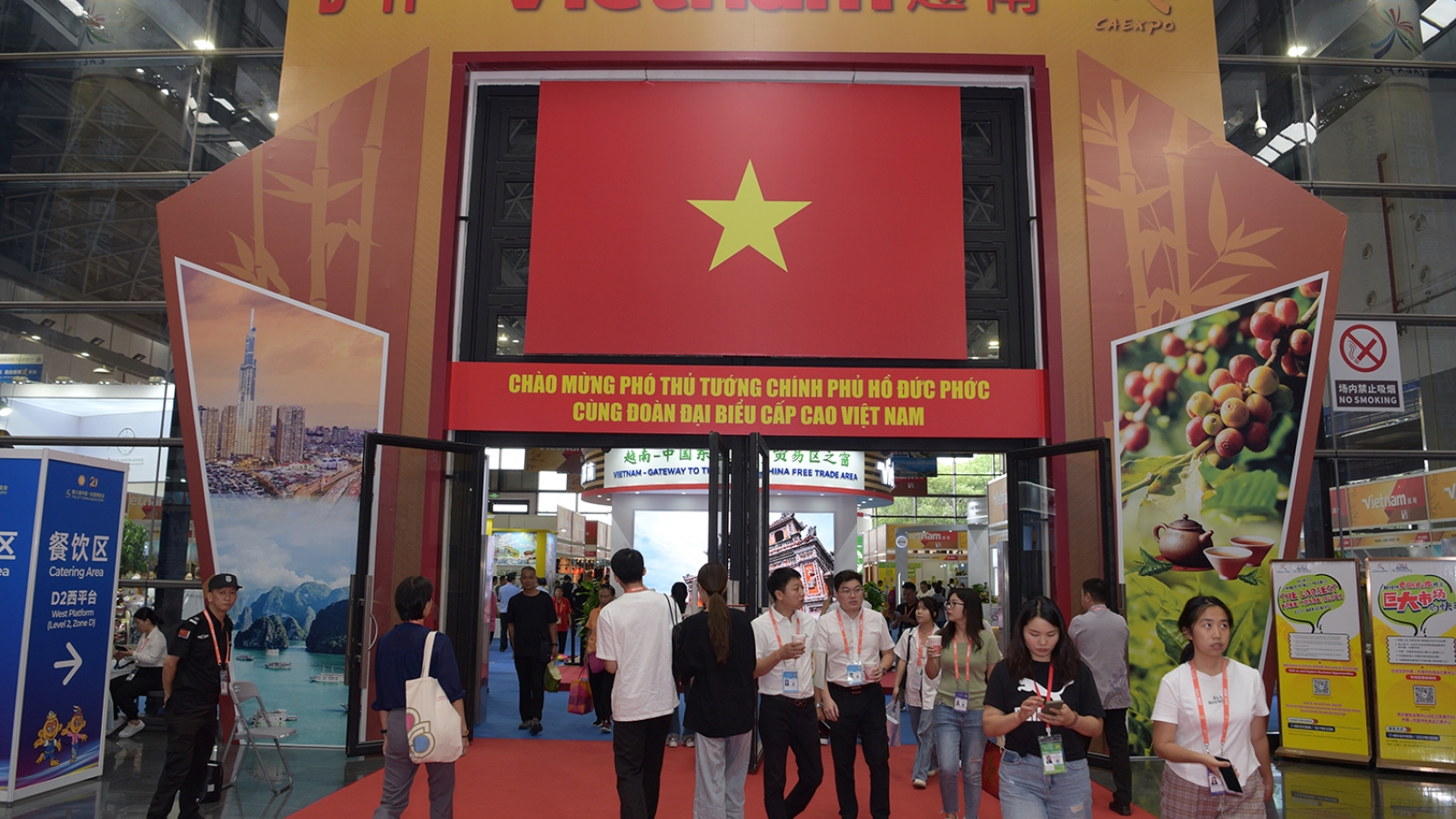 Gian hàng Việt Nam thu hút khách hàng tại CEAXPO 2024 ở Trung Quốc