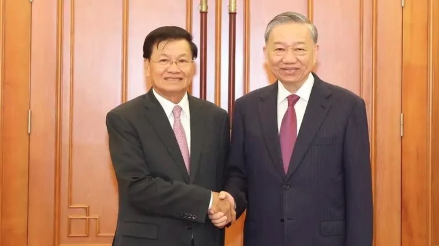 Vietnamese, Lao top leaders co-chair high-level Party meeting in Hanoi