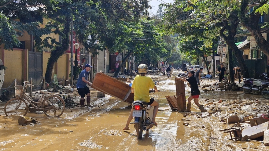 Thành phố Yên Bái ngập ngụa bùn rác, người dân hỗ trợ nhau khôi phục đời sống