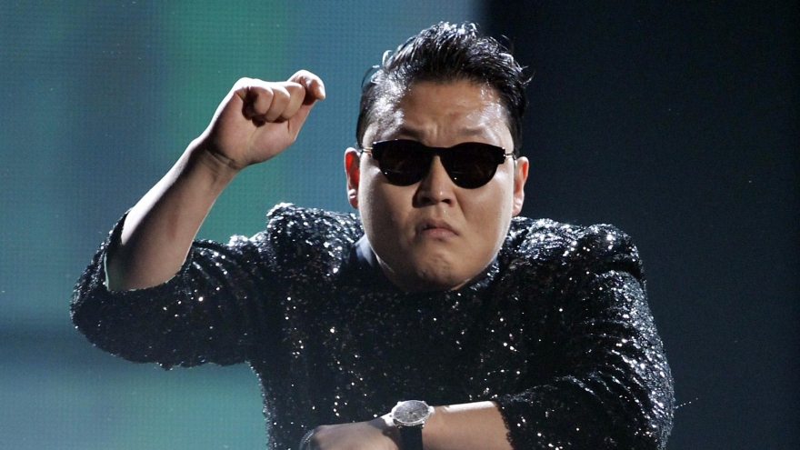 PSY sang Việt Nam hát chung sân khấu cùng Hieuthuhai, Karik, Mono