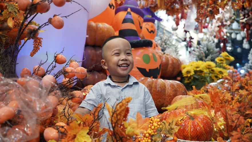 Phố Hàng Mã ngập tràn sắc màu Halloween