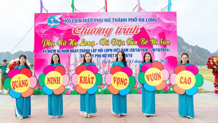 Hàng nghìn phụ nữ hào hứng đồng diễn dân vũ bên bờ di sản vịnh Hạ Long