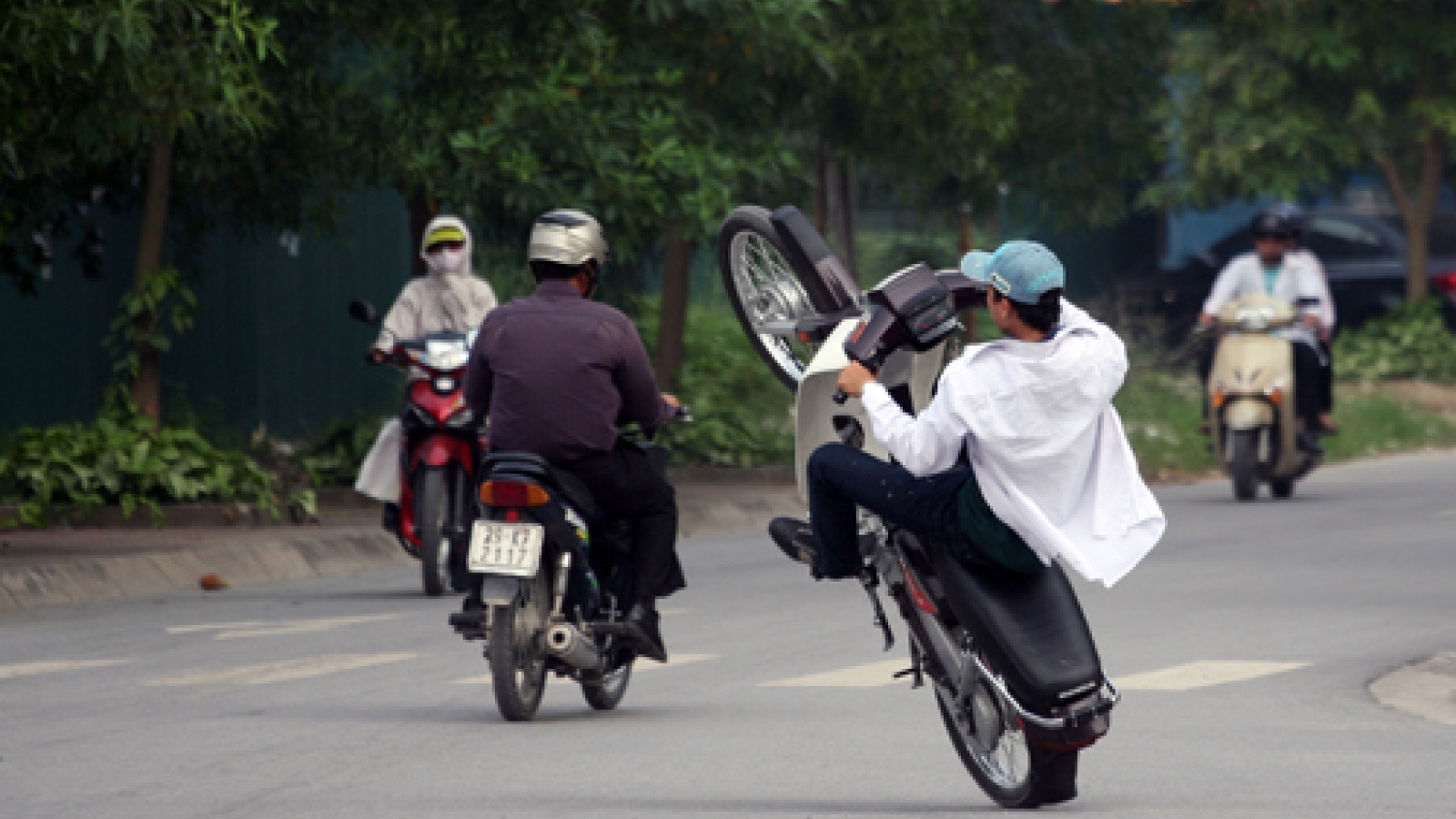 Thanh niên đánh võng luồn lách trên đường và cái kết