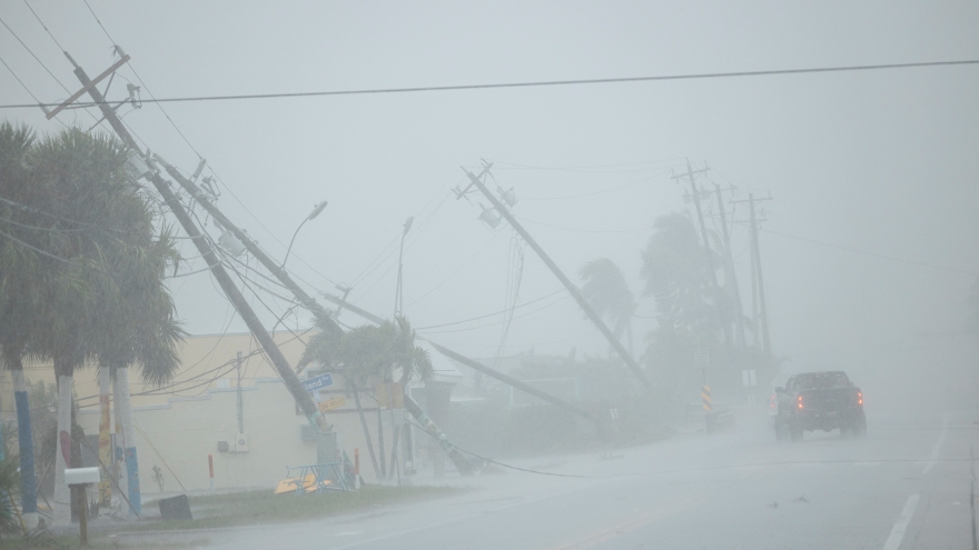 Cận cảnh bão Milton "1000 năm có 1" càn quét khiến bang Florida tan hoang