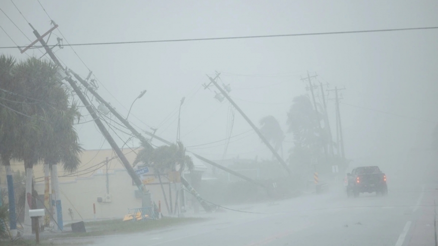 Hình ảnh siêu bão thế kỷ Milton gây thiệt hại nặng nề cho bang Florida