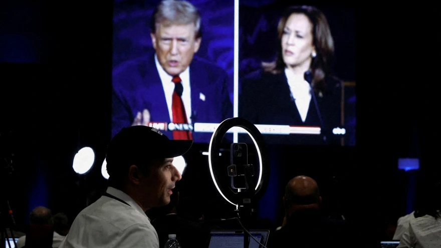 Chiến dịch của bà Kamala Harris vượt mặt ông Trump về “độ chịu chi”