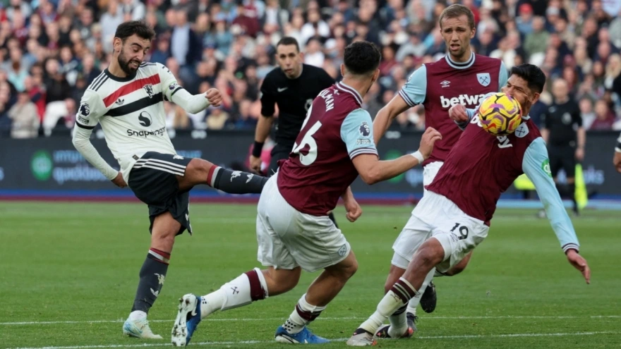 Hai lần xà ngang từ chối bàn thắng, VAR ngoành mặt, MU thua thảm West Ham