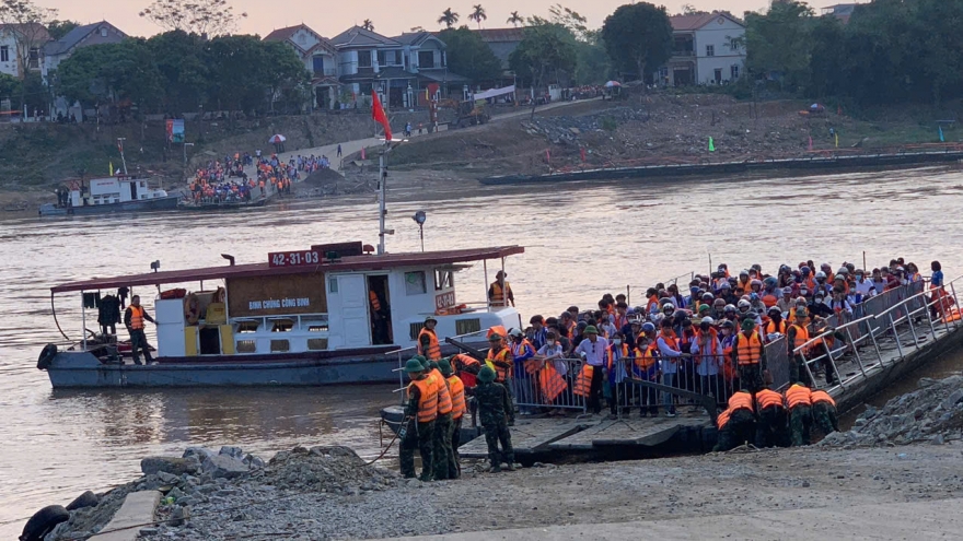 Phà quân sự tạm thay cầu phao Phong Châu (Phú Thọ) từ 14h chiều nay