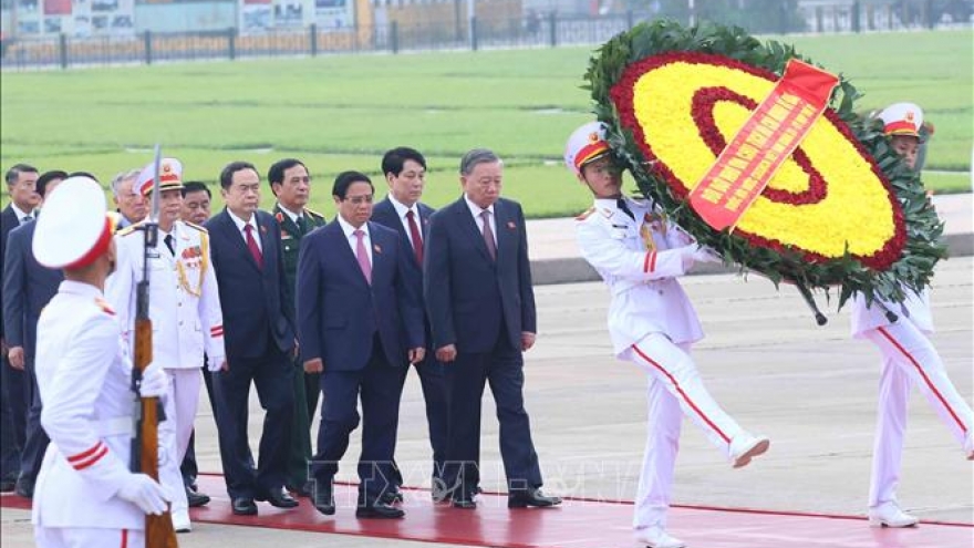 Đại biểu Quốc hội vào Lăng viếng Chủ tịch Hồ Chí Minh