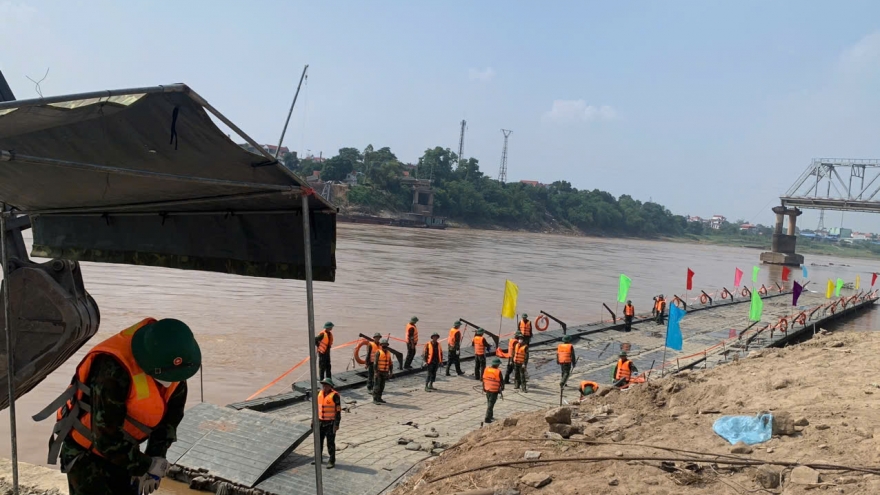 Nước sông Hồng rút, lắp lại cầu phao Phong Châu