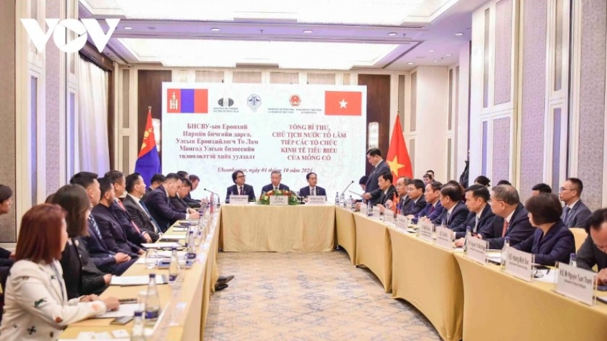 Party and State leader meets outstanding Mongolian economic organizations
