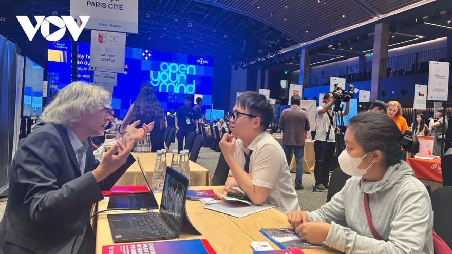 Vietnamese students explore study opportunities at European Education Week