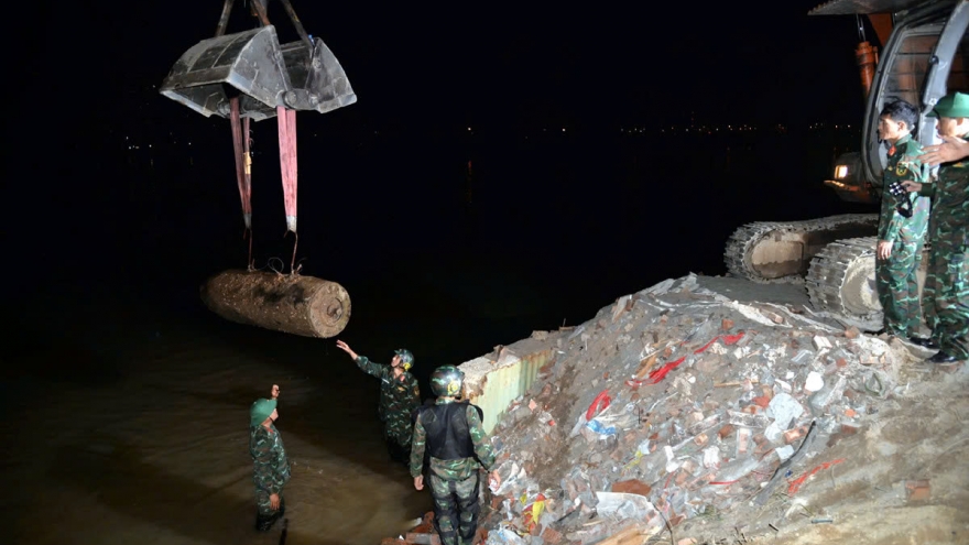 Hanoi relocates 1,362kg bomb retrieved from the Red River