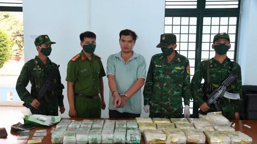 Police break up drug trafficking ring from Cambodia to Vietnam