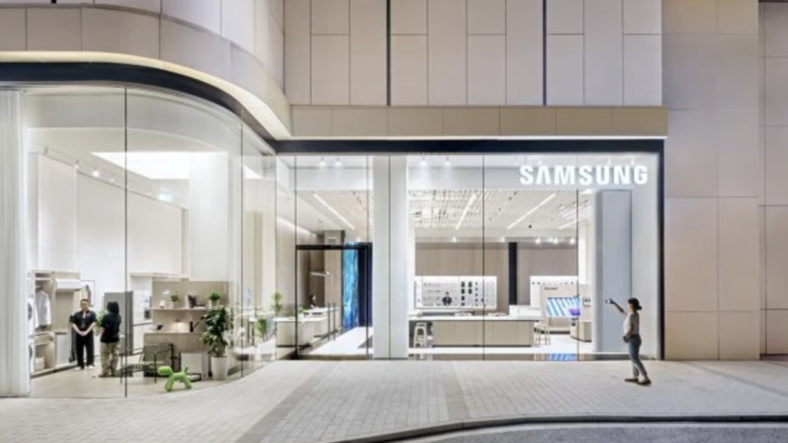 Samsung opens new store in Hanoi