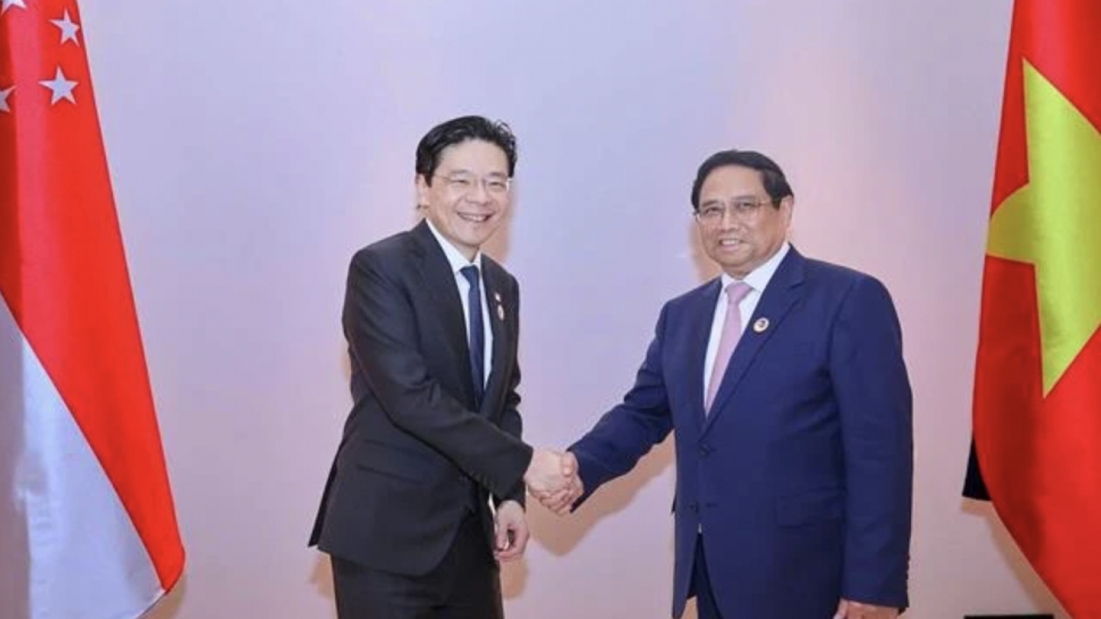 Vietnamese, Singaporean PMs hold talks for first time