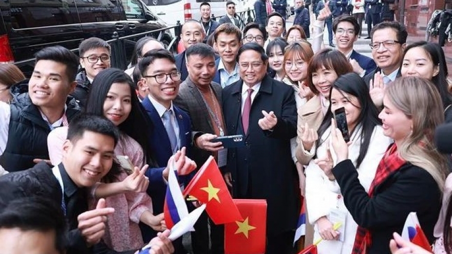 PM meets with representatives of Vietnamese community in Russia