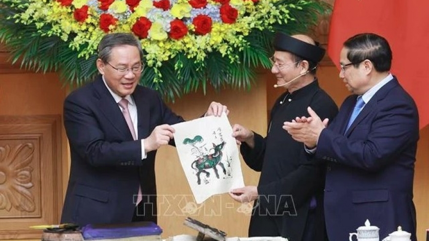 Vietnamese, Chinese government leaders experience making of Dong Ho folk painting