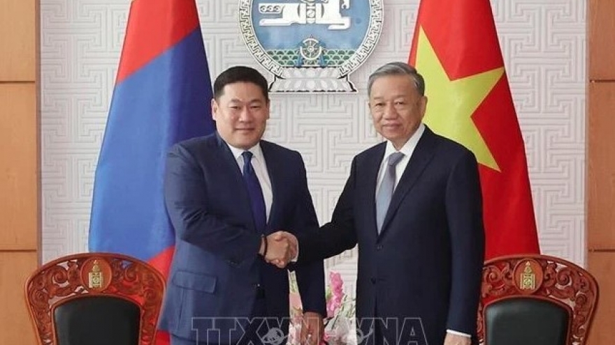 Vietnam’s top leader meets with Mongolian PM