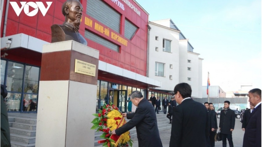 Top Vietnamese leader visits school named after late President in Ulaanbaatar