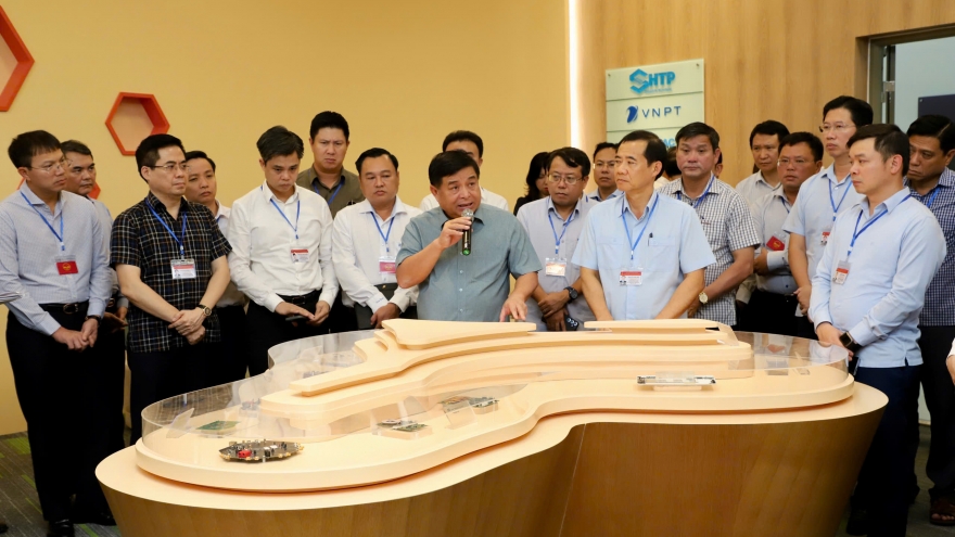 Lớp bồi dưỡng cán bộ quy hoạch UVTW Đảng khóa XIV khảo sát thực tế tại NIC