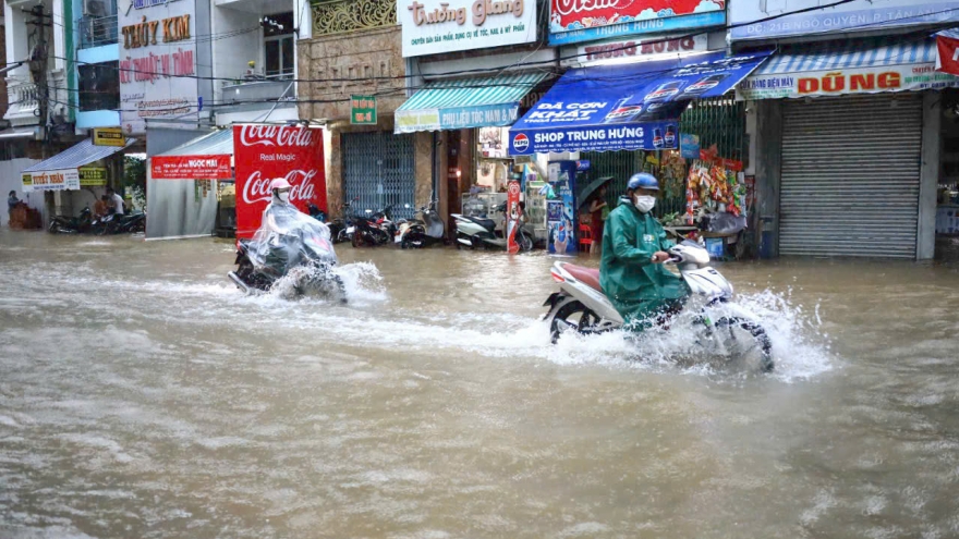 Người dân Cần Thơ chật vật đi lại trong "biển nước" mùa triều cường