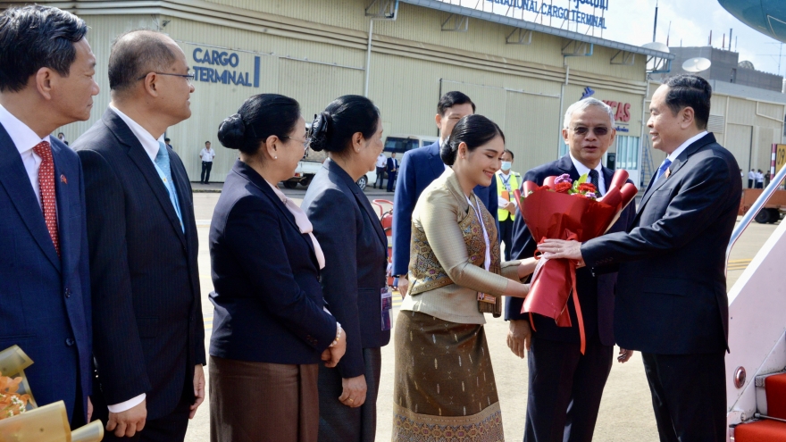 Chủ tịch Quốc hội đến Vientiane, bắt đầu thăm chính thức CHDCND Lào