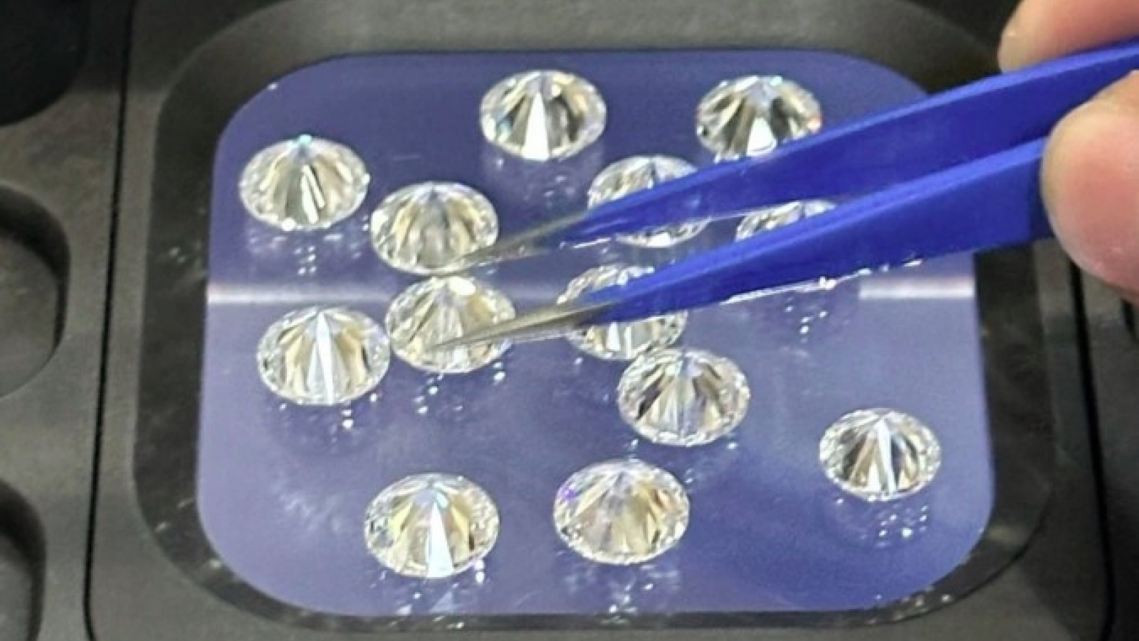 Indian national arrested for smuggling diamonds at Tan Son Nhat airport