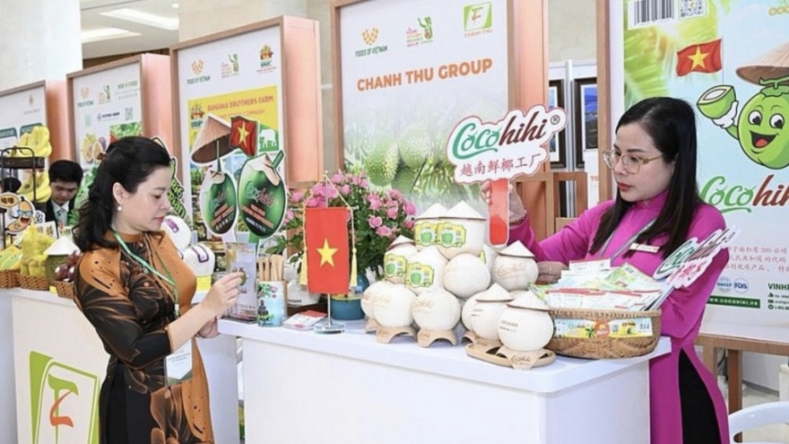 Vietnam’s distinctive agricultural exports to China exhibited in Hanoi