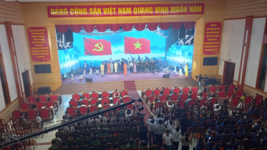 Giao lưu các điển hình tiêu biểu trong học tập và làm theo tư tưởng, đạo đức của Bác