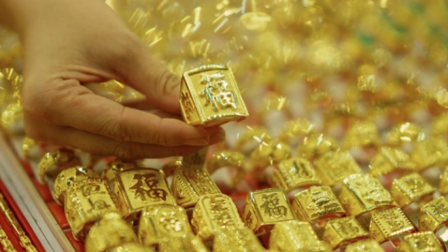 Gold ring prices surge to reach new record high