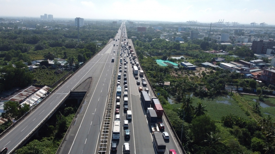 Dòng xe kéo dài hàng cây số trên cao tốc TP.HCM - Long Thành - Dầu Giây